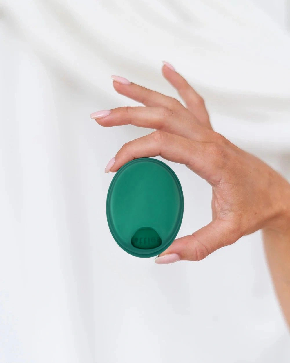 Menstruatiedisc in de hand, flexibel en eenvoudig te verwijderen