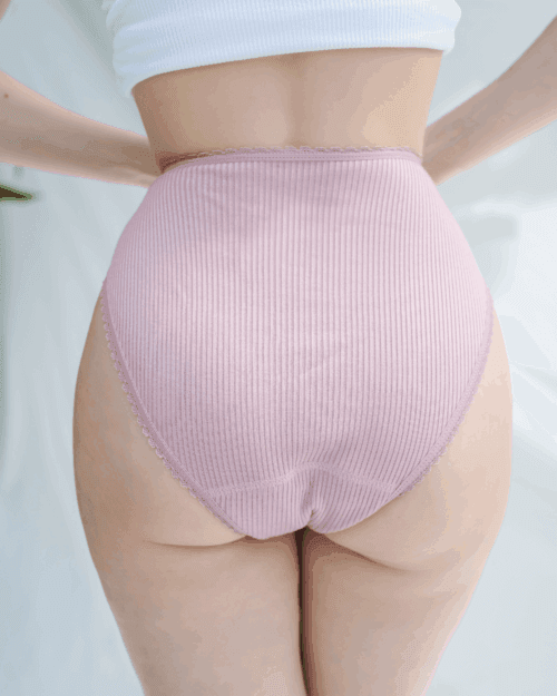 Lenette V-vorm Blossom Pink: damesslip van katoen, geribbelde stof, delicate kanten rand