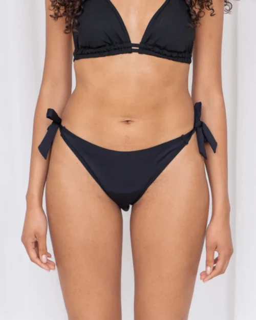 Zwemmen tijdens je menstruatie? Deze verstelbare bikini bottom combineert stijl met lekvrije bescherming.