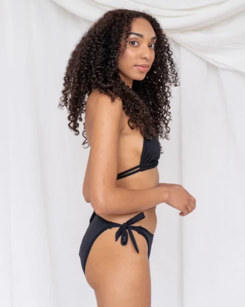 Zijaanzicht van de menstruatieproof bikini met striksluiting – verstel de pasvorm voor jouw comfort en stijl.