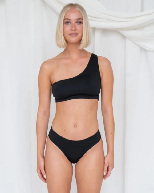 Menstruatieproof bikini broekje met mid-waist fit – combineert een flatterende look met betrouwbare bescherming in het water.