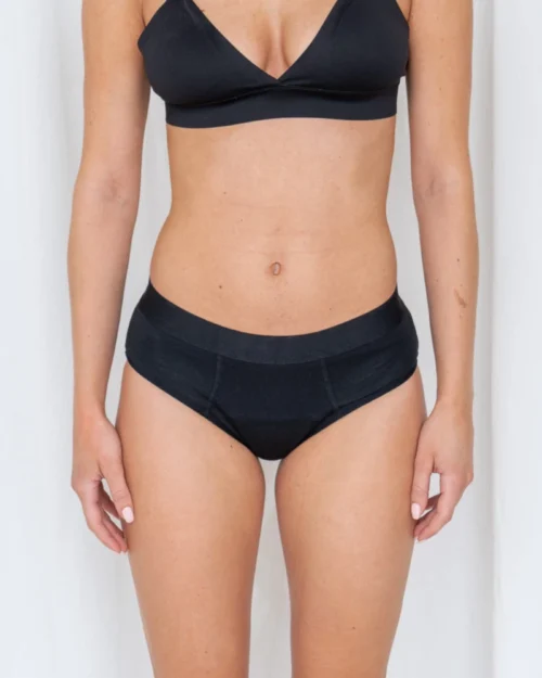 Ingezoomd detail van de comfortabele stof en afwerking van een mid-waist menstruatie onderbroek