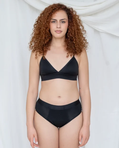 Twee modellen dragen de comfy mid-waist menstruatie onderbroek – laat zien hoe het model zich aanpast aan verschillende lichaamstypes